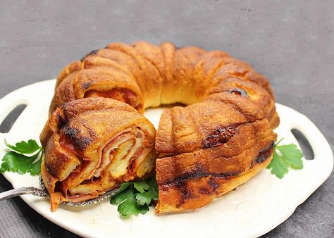 Stromboli Bundt Stromboli Recipes, Cheese Stromboli, Bundt Pan Recipes, Couples Recipes, Bundt Recipes, Stromboli Recipe, Special Birthday Cakes, Herb Cheese, Sliced Ham