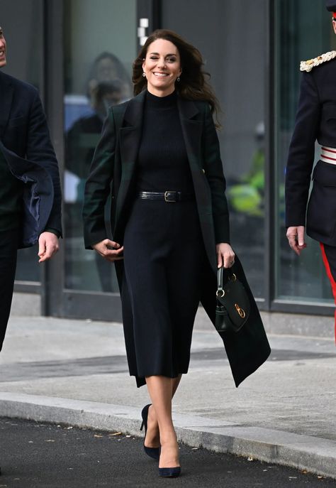 Coat Kate Middleton, Style Kate Middleton, Kate Middleton Hats, Navy Knit Dress, Kate Middleton News, Estilo Kate Middleton, Camel Dress, Kate Middleton Dress, Navy Sweater Dress