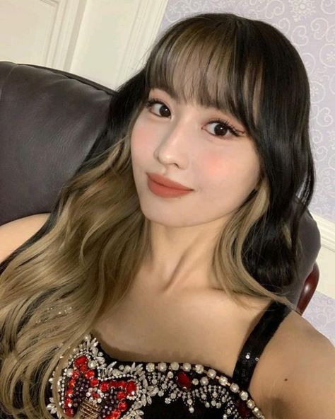 Skunk Hair, Momo Twice, Sana Momo, Black And Blonde, Hirai Momo, Brown To Blonde, Instagram Update, Korean Girl, Hair Inspo