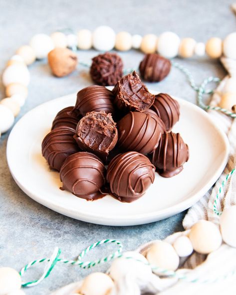 Mint Chocolate Truffles - Best Christmas Desserts Dark Chocolate Mint Truffles, Chocolate Mint Balls, Mint Truffles Recipe, Christmas Desserts Pretzels, Mint Chocolate Truffles, Mint Truffles, Peppermint Truffles, Homemade Chocolate Truffles, Christmas Truffles