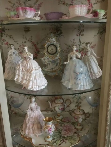 Aesthetic Tea Set, Grandmacore House, Coquette House, Shabby Chic Aesthetic, Era Victoria, Decoration Shabby, Living In London, Porcelain Tea Set, Chique Outfits