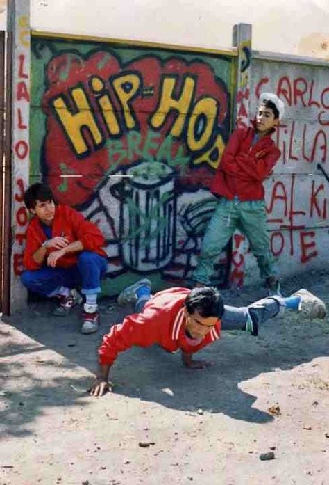 We at least had cardboard way back then. Music Festival Photography, Jamel Shabazz, Dance Friends, Cultura Hip Hop, 80s Hip Hop, Baile Hip Hop, Hip Hop Classics, Arte Hip Hop, Arte Cholo