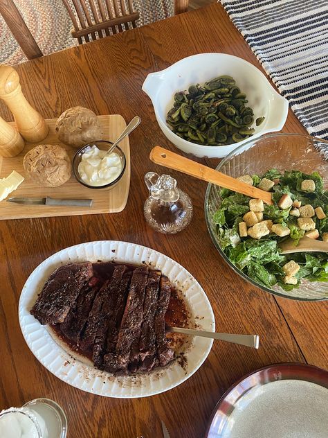 Supper Aesthetic, Potatoes Meals, Steak Aesthetic, Steak Potatoes, Sunday Suppers, Salisbury Steak, Steak Dinner, Holiday Entertaining, Steak