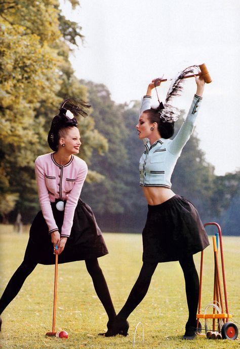 Steven Meisel for American Vogue, October 1994. Clothing by Chanel. Estelle Lefébure, Golf Attire Women, Shalom Harlow, Womens Golf Fashion, Mode Chanel, High Fashion Photography, 90s Models, Natalia Vodianova, Golf Attire