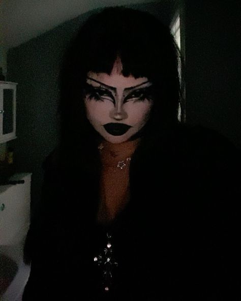 I love trad goth makeup 😍😜😱 Trad Goth Makeup Black Women, Goth Makeup Black Women, Goth Makeup Looks, Trad Goth Makeup, Makeup Black Women, Trad Goth, Bold Eyes, Goth Makeup, Makeup For Black Women