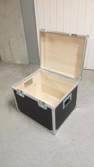 Making of a DIY Flightcase: 9 Steps (with Pictures) Camera Equipment Storage, Plywood Storage, Tool Box Diy, Sound Equipment, Pallet Boxes, Campaign Furniture, Speaker Box Design, Anvils, Woodworking Box