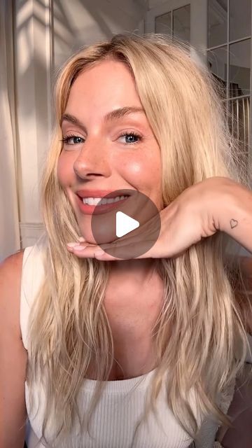 Siena Miller Hair, Sienna Miller Tattoo, Sienna Miller Makeup, Sienna Miller Bob, Boho Tutorial, Charlotte Tilbury Looks, Sienna Miller Hair, My Miracle, Sienna Miller Style