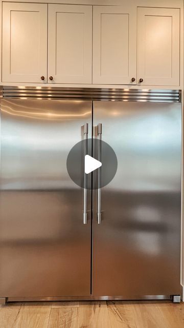 rushton home | home decor & inspiration on Instagram: "Do you love the luxe designer fridges? ME TOO!! I always have loved appliances, and fridges have topped that list, even when I was a kid. I just love looking in them, how they’re set up, how clean they are when they’re empty…  I also cook a LOT and our fridges in the rentals we lived in prior were always packed, so I knew I wanted a lot of space. Keep in mind, we live a lonnng way from town, so “just running into the grocery store for dinner” is sort of an ordeal. We try to keep a lot of food and staples on hand!  We saw this fridge in another home before we started building and we knew it had to be for us. It’s the only “designer dupe” I know of on the market — huge single-panel separate fridge and freezer — but about ⅓ of the price o Frigidaire Professional Refrigerator, Modern Fridge, Frigidaire Professional, New Fridge, Lakehouse Ideas, A Lot Of Food, Fridge And Freezer, Kitchen Fridges, Built In Refrigerator