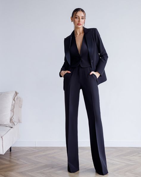 Black Pant Suit, Pant Suits For Women, Tuxedo Women, Costume Noir, Mode Costume, Power Suit, Three Piece Suit, 3 Piece Suits, Pantalon Large