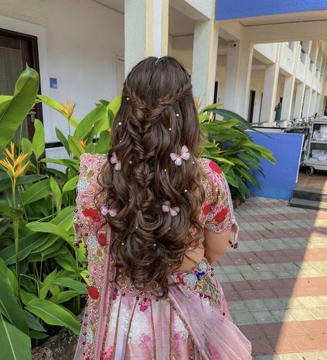 Bridal Hairstyles Reception, Hair Do For Lehenga, Haldi Outfit Hairstyle, Mehendi Hair Styles, Hairstyles With Lehengas, Engagement Bride Hairstyles, Indian Haldi Hairstyle, Hair Styles For Haldi, Bride Haldi Hairstyle