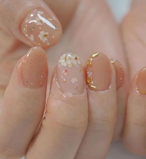 Japanese Spring Nails, Floral Bridal Nails, Elegant Nail Art Designs Classy, Gel Nail Art Designs Unique, Korean Gel Nail Designs, Japanese Gel Nail Designs, Peony Nails, Korea Nails Design, Russian Nail Art