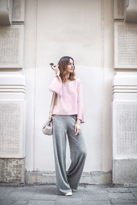 loose-wide-lounge-pants-sneakers-top-outfit-look-street-style Sporty Summer Outfits, Grey Pants Outfit, Sporty Summer, Sporty Street Style, Cosy Outfit, Leg Pants Outfit, Lazy Girl, Inspiration Fashion, Sporty Outfits