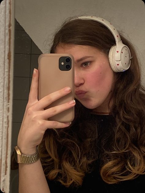 painted headphone, aesthetic, bereal inspo, curly hair Painting Headphones, Painted Headphones, Aesthetic Bereal, Headphone Aesthetic, Headphone Decoration, Dope Makeup, Things To Do When Bored, Curly Hair, Curly Hair Styles