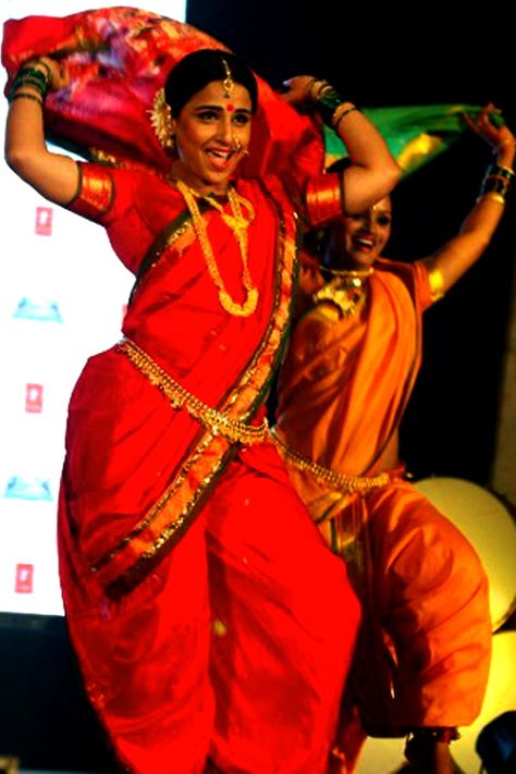 lavani Lavni Saree, Lavani Dance Drawing, Lavni Dance, Lavni Dance Photography, India Dancing, Odishi Dance Painting, Rajasthani Dancer Photo, Kareena Kapoor Photos, Dance Forms