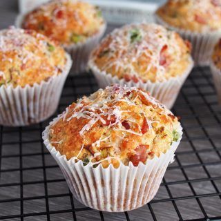 Savory Muffins with Bacon, Parmesan and Spring Onions Savory Breakfast Muffins, Breakfast Savory, Savory Cupcakes, Savory Muffins Recipes, Muffins Breakfast, Savory Muffins, Muffin Tin Recipes, Baking Muffins, Spring Onions