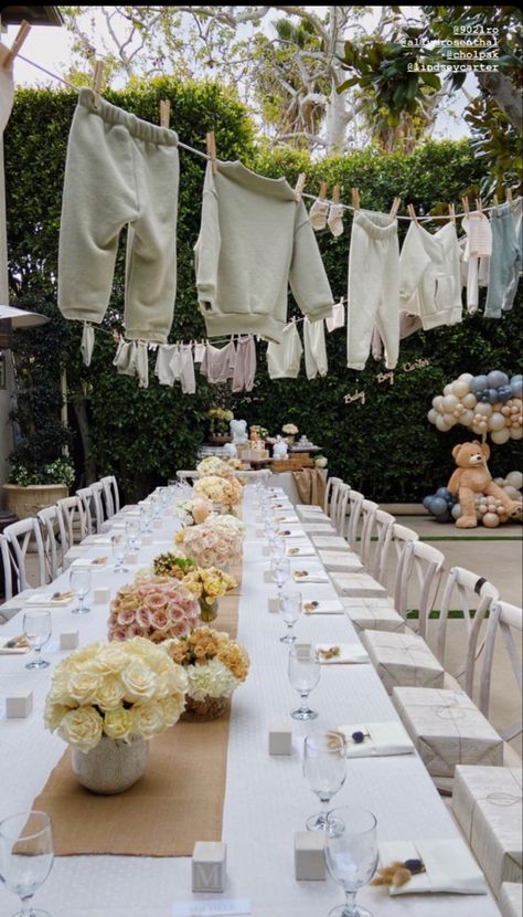 Backyard Baby Shower Seating, Outdoor Gender Reveal Ideas Decoration, Long Table Baby Shower Decor, Big Baby Shower Ideas, Garage Baby Shower Ideas, Baby Shower Outdoor Ideas, Baby Boy Shower Ideas Themes February, Timeless Baby Shower Ideas, Baby Shower Restaurant Ideas