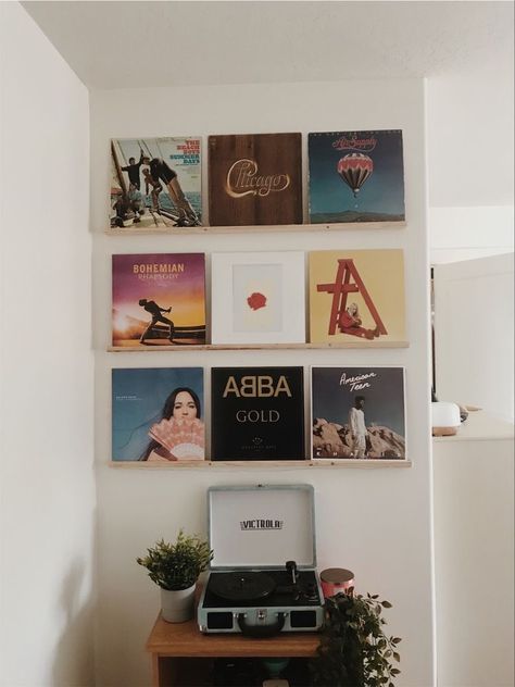 Decor With Mirrors, Record Shelves, Paint Wall Decor, Record Wall Decor, Record Decor, Music Bedroom, Vinyl Record Display, Vinyl Display, Vinyl Room