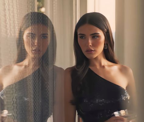 showed me music video Madison Beer Showed Me Music Video, Madison Beer Boyshit Music Video, Madison Beer Music Video, Madison Beer Music, Trylogia Hell, Fashion Scrapbook, Me Music Video, Aurora Rose, Beer Photos