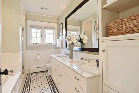 Updated American Foursquare bathroom American Foursquare Interior, House Interior Bathroom, Trendy House Exterior, Tile Vanity, American Home Design, American Bathroom, Four Square Homes, American Foursquare, 1920s Interior Design