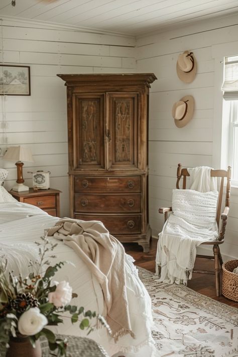 Discover over 50 vintage farmhouse bedroom ideas for a cozy and chic aesthetic. Explore modern twists on antique farmhouse decor and cozy makeover ideas. Modern Cottage Guest Bedroom, Old Fashion House Decor, Grandmas Farmhouse Aesthetic, Antique Touches Home, Modern Decor With Antiques, Vintage Farmhouse Bedroom Decor, Vintage Aesthetic Apartment Decor, Old Vintage House Interior, Old Farmhouse Bedroom Ideas