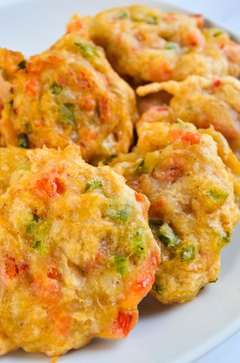 Jamaican Saltfish Fritters Recipe, Smoked Seafood, Saltfish Fritters, Jamaican Breakfast, Salted Cod, Fish Cakes Recipe, Jamaica Food, Carribean Food, Jamaican Cuisine