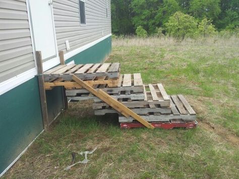 Easy Pallet Stairs Wood Pallet Recycling, Pallet Stairs, Outdoor Pallet Projects, Pallet Ideas, Wooden Pallet Furniture, Wooden Pallet Projects, Recycled Pallet, Pallet Outdoor, Old Pallets