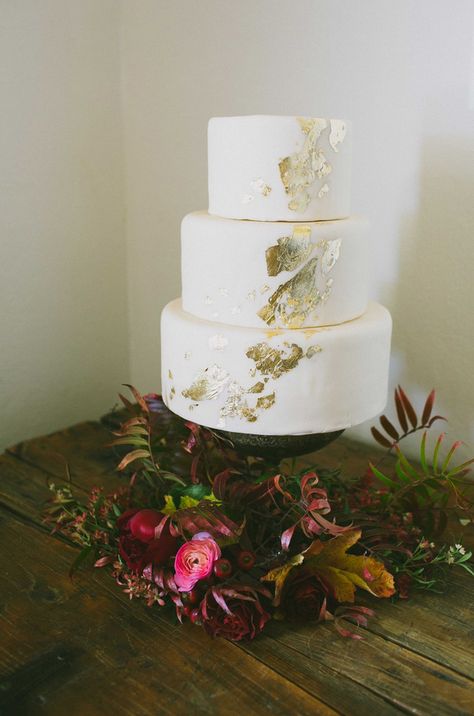 Wedding Cakes Gold, Elegant Fall Wedding Ideas, Gilded Wedding, Elegant Fall Wedding, Fall Wedding Ideas, Wedding Cakes Elegant, Gold Cake Topper, Wedding Cake Photos, Floral Wedding Cakes