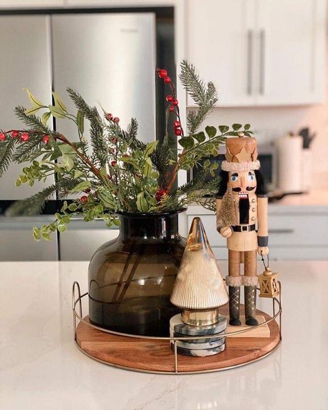 Kitchen Corner Christmas Decor, Island Centerpiece Christmas, Black And White Christmas Kitchen Decor, Fall Centerpieces For Dining Table, Kitchen Table Centerpiece Christmas, Minimalist Christmas Dining Table Decor, Christmas Tray Decor Ideas, Christmas Dining Table Centerpiece, Money Corner