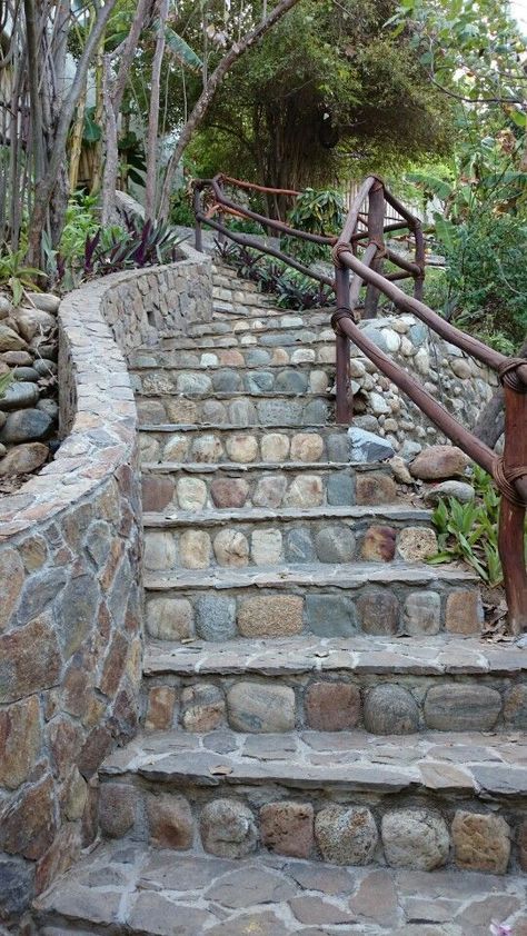 Diy Crate Furniture, Outside Stairs, Sloped Backyard Landscaping, Landscape Stairs, Staircase Outdoor, Walkway Landscaping, Diy Crate, Patio Steps, Sloped Backyard