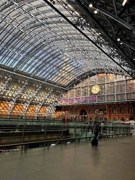 London st Pancras train station interior aesthetic in summer Aesthetic Train Station, London Train Aesthetic, London Aesthetic Computer Wallpaper, Station Aesthetic Train, London Train Station Aesthetic, Book Background, St Pancras, New Laptops, Macbook Wallpaper