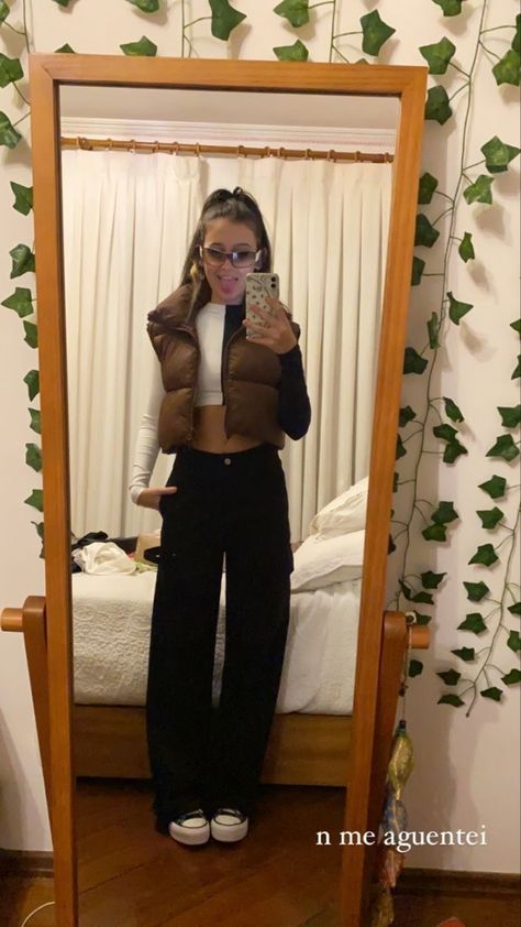 #outfits #outfitideas #outfitstyle #outfitgoals #outfitgoals #ootd #ootdfashion Vintage Puffer Jacket, Cropped Puffer Vest, Puffer Outfit, Funny Optical Illusions, Padded Gilet, T Shirt Outfit, Winter Fashion Outfits Casual, Uni Outfits, Cold Outfits