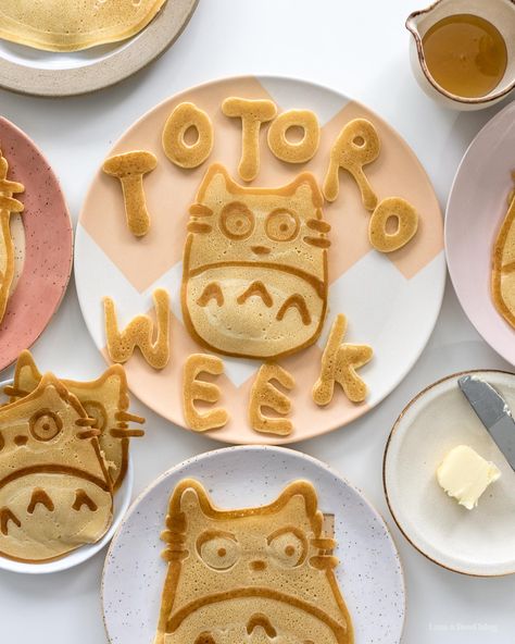 How to make totoro pancakes | www.iamafoodblog.com Totoro Pancake, Pancake Art Easy, Pancake Art Ideas, How To Pancakes, Pancakes Ideas, Ghibli Food, Pancake Art Challenge, Shaped Pancakes, Fun Pancakes