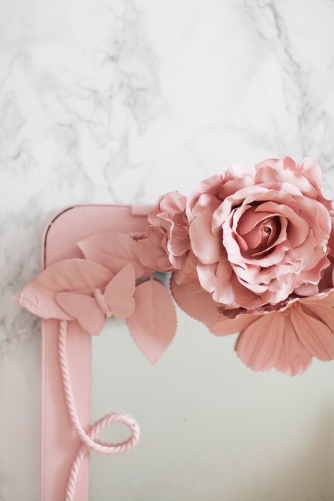 DIY's for a Spring Decor Refresh on The TODAY Show! - http://www.stylemepretty.com/living/2016/04/11/diys-for-a-spring-decor-refresh-on-the-today-show/ Dyi Mirror, Diy Floral Mirror, Mirror Update, Style Me Pretty Living, Diy Dye, Wedding Mirror, Floral Mirror, Mirror Room, Flower Mirror