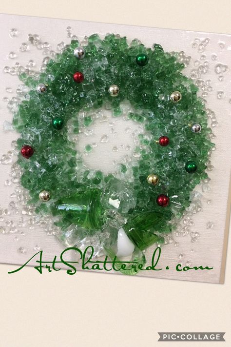 Resin Christmas Wreath, Shattered Glass Resin Art, Fused Glass Christmas Wreaths, Glass Resin Art Ideas, Beach Glass Ideas, Glass Shard Art, Cut Glass Art, Crushed Glass Ornaments, Crushed Glass Crafts Diy