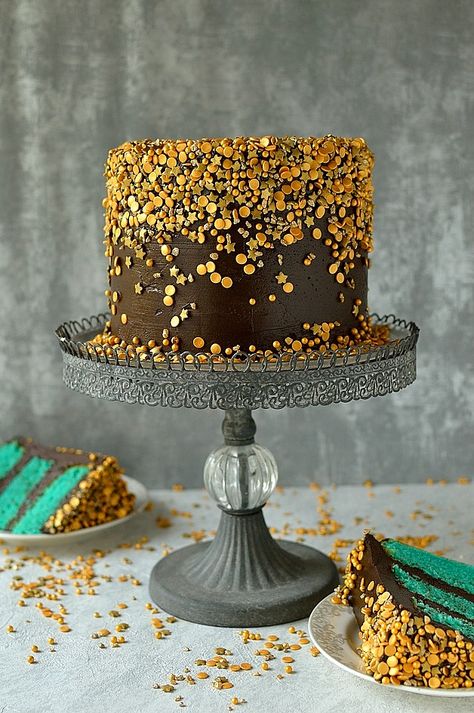 Chocolate & vanilla gold sprinkles cake - velvety American white cake dyed turquoise with fudgy chocolate buttercream & a cascade of gold sprinkles Cake With Gold, Sprinkles Cake, Doll Cookies, Halloween Cookies Decorated, Turquoise Christmas, Gold Sprinkles, Naked Cakes, Sprinkle Cake, Decoration Halloween