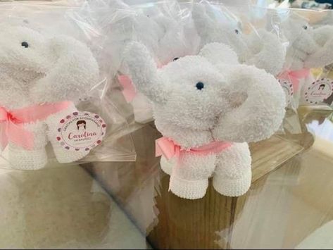 Washcloth Elephant, Washcloth Crafts, Baby Shower Gifts For Guests, Towel Art, Diy Teddy Bear, Baby Shower Souvenirs, Diaper Gifts, Towel Animals, Baby Shower Theme Decorations