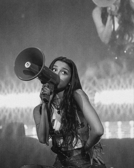 miami, fl (03.06.2024) Black And White Olivia Rodrigo, Olivia Rodrigo Black And White, Olivia Rodrigo Guts, Black And White Posters, Black And White Aesthetic, Black White Photos, Black N White, White Photo, Olivia Rodrigo