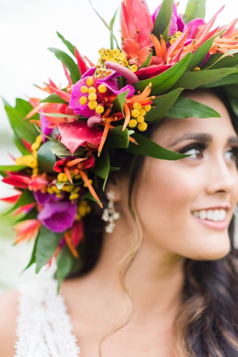 Bride Haku Lei, Yarn Lei, Hawaiian Flower Crown, Tropical Bride, Bird Of Paradise Wedding, Haku Lei, Lei Ideas, Tropical Wedding Bouquets, Hawaiian Dancers