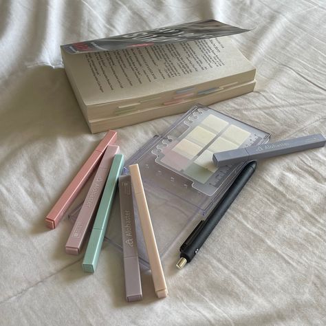 Annotating Supplies Aesthetic, Annotating Books Supplies, Book Annotation Supplies, Annotating Kit, Books Annotated, Annotating Supplies, Annotating Books Aesthetic, Annotation Kit, Annotation Supplies