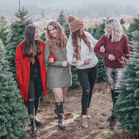 Holiday friend photos at a Christmas tree farm #beanie #christmastreefarm #squadgoals #girlgang #bossbabe #holidayfashion Friend Group Christmas Pictures, Group Christmas Photoshoot, Christmas Photoshoot Friends, Best Friend Christmas Photoshoot, 19 Photoshoot, Christmas Tree Farm Photoshoot, Tree Farm Photoshoot, Besties Photoshoot, Christmas Tree Photoshoot