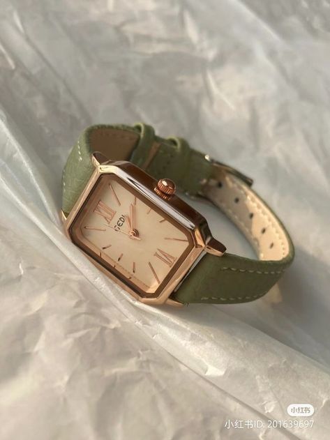 Watch Vintage Women, Cool Watches Women, Green Watches Women, Vintage Watches Women Classy, Aesthetic Watches For Women, Feminine Watches, Watch Women's Classy, Watches Aesthetic, Vintage Saat