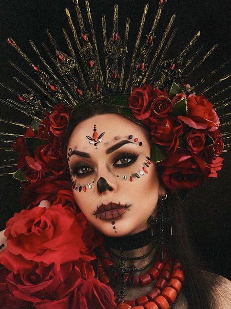 Santa Muerte Red Roses Crown for Sugar Skull Costume Makijaż Sugar Skull, Sugar Skull Halloween Costume, Roses Crown, Skull Santa, Skull Costume, Mexican Halloween, Sugar Skull Costume, Sugar Skull Halloween, Headpiece Diy