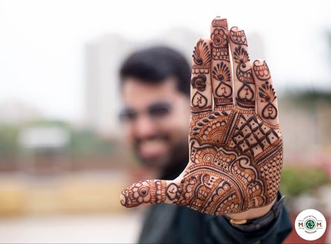 Mehndi Designs For Boys Wedding, Groom Mehandi Photoshoot, Mehandi Designs Boys, Groom Mehendi Designs For Wedding, Boy Mehndi Poses, Groom Mehendi Photoshoot, Mehndi Poses For Groom, Mehandhi Poses, Boys Mehendi Design For Wedding