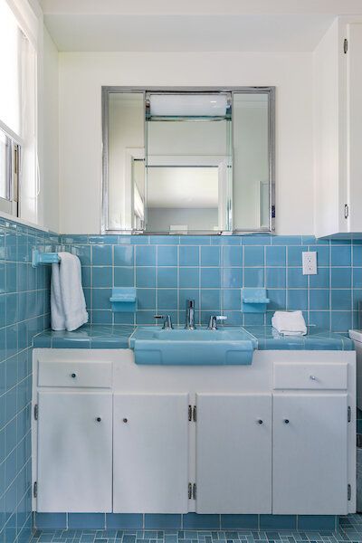 The Value of a Mid-Century Home — SO/Studio Vintage Blue Tile Bathroom, Yellow Tile Bathroom, Blue Tile Bathroom, Vintage Blue Bathroom, Mid Century Tile, Porcelain Tile Bathroom, Porcelain Bathroom, Blue Bathroom Tile, Mid Century Modern Bathroom