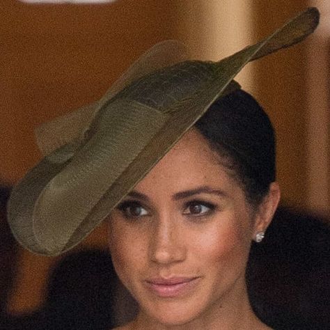 Meghan Markle's Hats - Meghan's Fashion Meghan Markle Beauty, Olive Green Hat, Estilo Meghan Markle, Green Fascinator, Stephen Jones, Princess Meghan, Bardot Style, Prince Louis, Royal Beauty