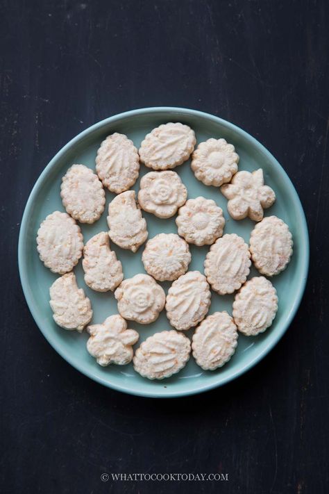 These popular Indonesian cheese tapioca cookies or sagu keju have that crunchy first-bite and then melt-in-your-mouth texture. It has a similar texture to the kuih/kue bangkit santan, but is much easier to make. Honey Cornflakes, Asian Fusion Recipes, Kuih Raya, New Years Cookies, Easy Asian Recipes, Fusion Food, Recipes To Make, Hari Raya, Indonesian Food