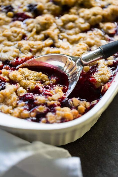 Gluten Free Blueberry Crisp, Peach Blueberry Crisp, Berry Crisp Recipe, Blueberry Crisp Recipe, Easy Blueberry Cobbler, Blackberry Crumble, Berry Crisp, Blueberry Crisp, Peach Crumble