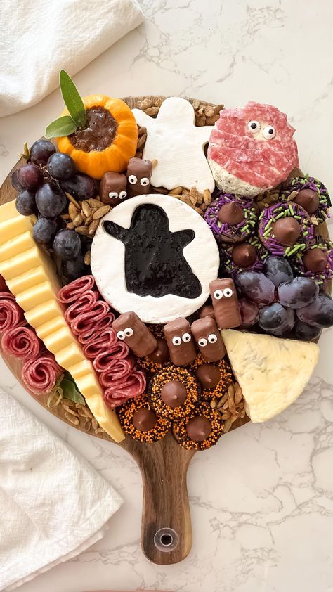 Halloween Cheeseboard, Oreo Witch Hats, Halloween Movie Night Party, Spooky Board, Halloween Apps, Spooky Snacks, Halloween Eve, Easy Halloween Food, Last Halloween