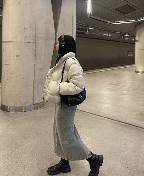 Maxi Skirt Styling, Hijabi Winter Outfits, Winter Maxi Skirt Outfit, Puffer Outfit, Modest Winter Outfits, Skirt Styling, Estilo Hijab, Puffer Jacket Outfit, Hijabi Fits