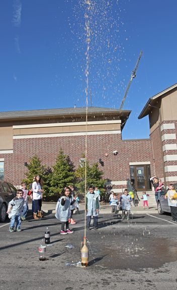 Mentos and Diet Coke Explosion: This science experiment is fun and easy at home, school or for a science birthday party! Kid Experiments At Home, Kids Summer Activities Outdoor, Coke And Mentos, Science Birthday Party, Middle School Science Activities, Science Camp, Science Birthday, Fun Indoor Activities, Secondary Science